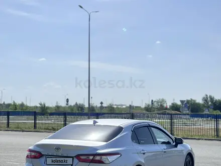 Toyota Camry 2018 года за 12 300 000 тг. в Уральск – фото 3