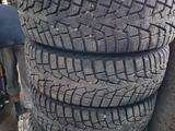 Зимние шины 205/60 R16 MAXXIS липучка в отличном состоянии за 85 000 тг. в Караганда
