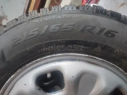 Шины Pirelli Ice Zero 215.65 р16 На дисках за 200 000 тг. в Актобе