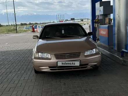 Toyota Camry 1999 года за 3 200 000 тг. в Талдыкорган – фото 2