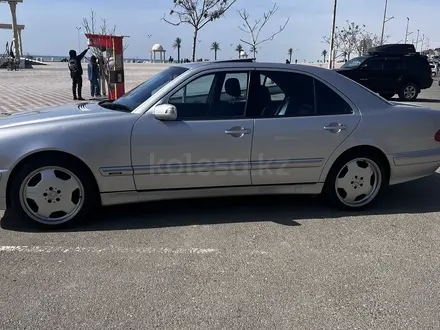 Mercedes-Benz E 320 2001 года за 5 300 000 тг. в Актау – фото 2