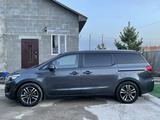 Kia Carnival 2015 года за 12 800 000 тг. в Астана – фото 2