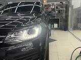 Volkswagen Touareg 2013 года за 13 000 000 тг. в Астана – фото 2