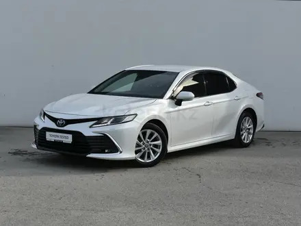 Toyota Camry 2023 года за 14 400 000 тг. в Атырау