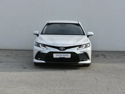 Toyota Camry 2023 года за 14 400 000 тг. в Атырау – фото 2