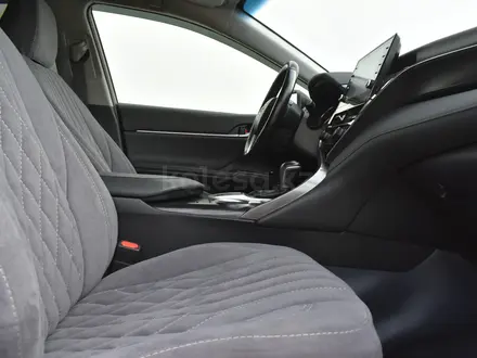 Toyota Camry 2023 года за 14 400 000 тг. в Атырау – фото 14