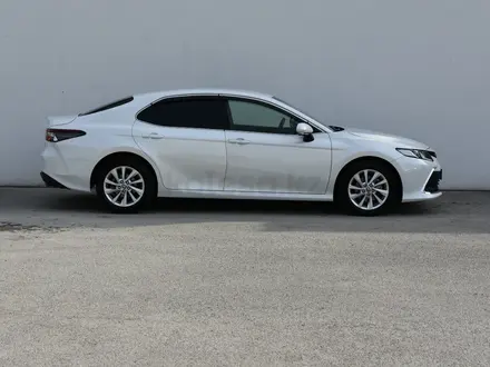 Toyota Camry 2023 года за 14 400 000 тг. в Атырау – фото 4