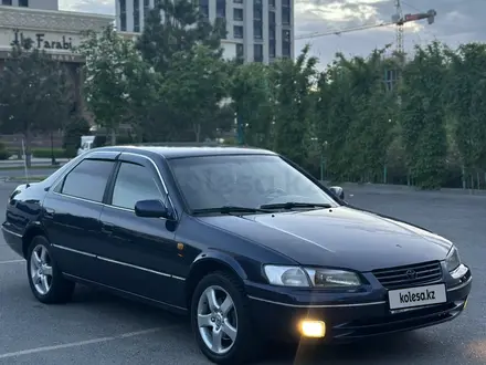 Toyota Camry 1997 года за 3 500 000 тг. в Шымкент – фото 2