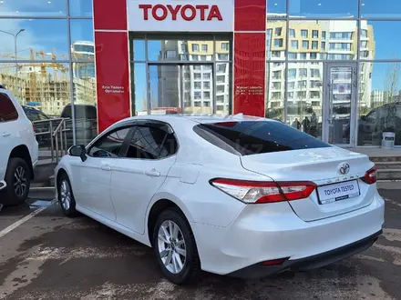 Toyota Camry 2020 года за 13 100 000 тг. в Астана – фото 2