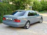 Mercedes-Benz E 230 1997 года за 2 100 000 тг. в Караганда – фото 2