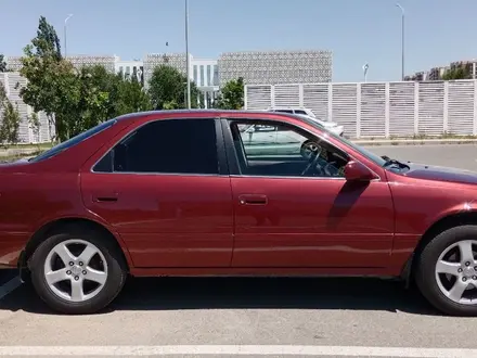 Toyota Camry 2000 года за 2 700 000 тг. в Туркестан – фото 2