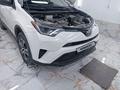 Toyota RAV4 2017 годаfor10 200 000 тг. в Актау