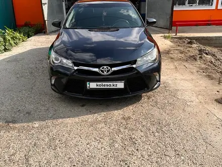 Toyota Camry 2017 года за 10 600 000 тг. в Актобе – фото 2