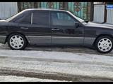 Mercedes-Benz E 230 1992 года за 1 000 000 тг. в Бауыржана Момышулы – фото 2