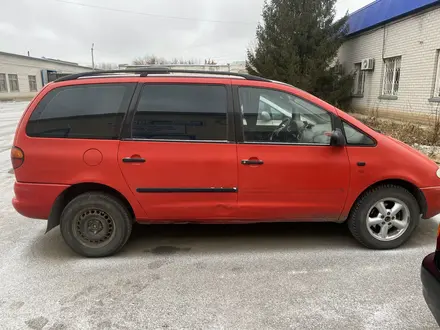 Volkswagen Sharan 1997 года за 1 700 000 тг. в Актобе – фото 3