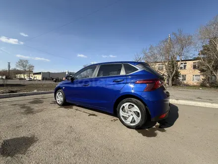Hyundai i20 2023 года за 6 800 000 тг. в Караганда – фото 2
