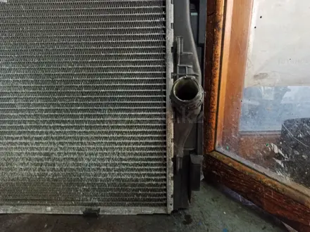 Радиатор охлаждения основной БМВ е81 за 35 000 тг. в Караганда – фото 2