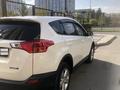 Toyota RAV4 2014 года за 10 000 000 тг. в Астана – фото 2