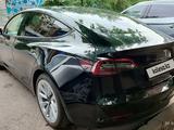Tesla Model 3 2023 года за 11 800 000 тг. в Алматы – фото 4