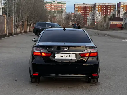 Toyota Camry 2018 года за 13 800 000 тг. в Актобе – фото 4