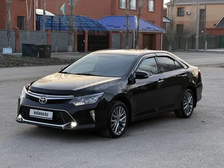 Toyota Camry 2018 года за 13 800 000 тг. в Актобе – фото 2