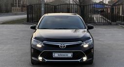 Toyota Camry 2018 года за 13 800 000 тг. в Актобе – фото 3