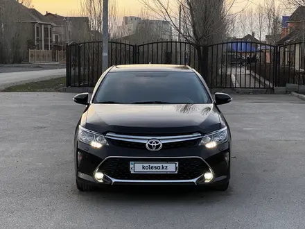 Toyota Camry 2018 года за 13 800 000 тг. в Актобе – фото 3