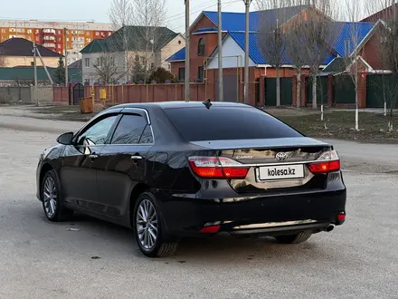 Toyota Camry 2018 года за 13 800 000 тг. в Актобе – фото 5