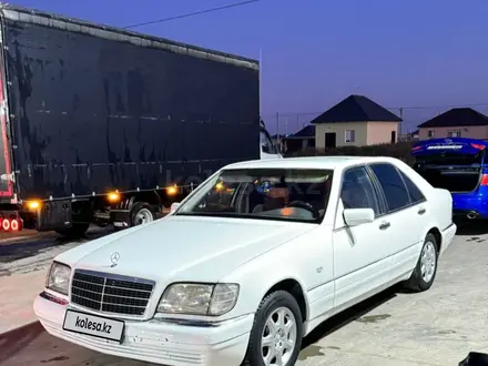 Mercedes-Benz S 320 1995 года за 2 500 000 тг. в Атырау – фото 2