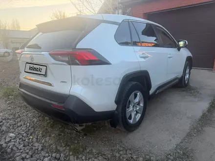 Toyota RAV4 2022 года за 12 200 000 тг. в Актобе – фото 3