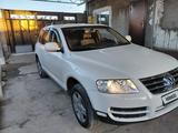 Volkswagen Touareg 2005 года за 4 500 000 тг. в Шымкент – фото 2