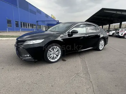 Toyota Camry 2018 года за 14 400 000 тг. в Алматы – фото 2