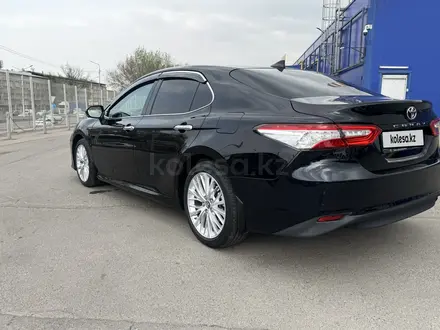 Toyota Camry 2018 года за 14 400 000 тг. в Алматы – фото 4