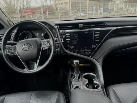 Toyota Camry 2018 года за 14 400 000 тг. в Алматы – фото 10