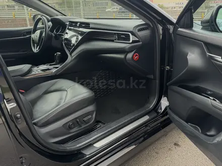 Toyota Camry 2018 года за 14 400 000 тг. в Алматы – фото 13