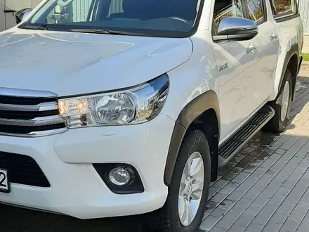 Toyota Hilux 2019 года за 18 300 000 тг. в Алматы – фото 2