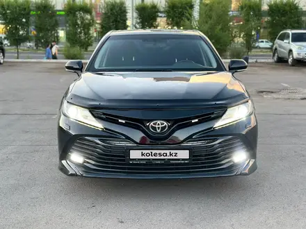 Toyota Camry 2018 года за 10 000 000 тг. в Астана – фото 2