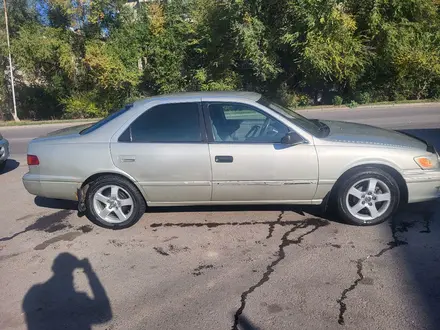 Toyota Camry 2001 года за 2 950 000 тг. в Алматы – фото 3