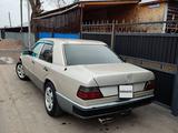 Mercedes-Benz E 220 1993 года за 2 100 000 тг. в Алматы