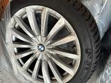 Комплект оригинал дисков от Bmw 740 2018 г с зимней резиной мешлен за 250 000 тг. в Алматы