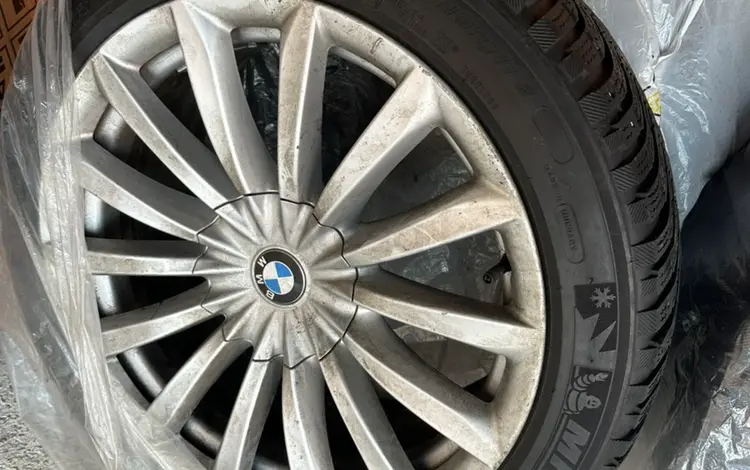 Комплект оригинал дисков от Bmw 740 2018 г с зимней резиной мешлен за 250 000 тг. в Алматы