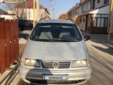 Volkswagen Sharan 1997 года за 1 800 000 тг. в Атырау