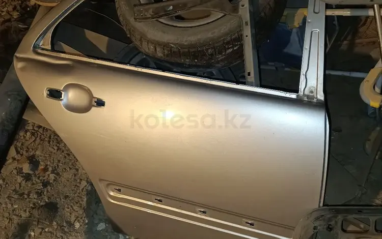 Задняя правая дверь на mercedes 210 кузов лупоглазый за 15 000 тг. в Алматы