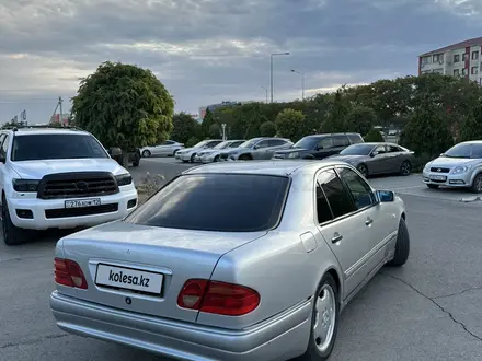 Mercedes-Benz E 320 1995 года за 3 100 000 тг. в Актау – фото 4