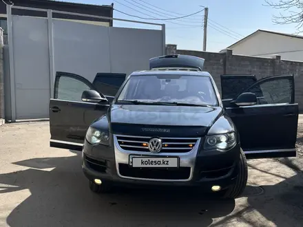 Volkswagen Touareg 2008 года за 7 000 000 тг. в Алматы