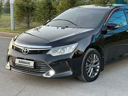 Toyota Camry 2016 года за 10 850 000 тг. в Караганда – фото 2
