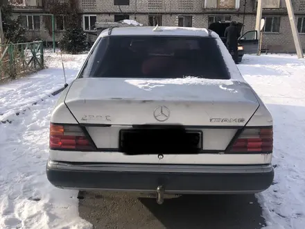 Mercedes-Benz E 200 1992 года за 770 000 тг. в Талдыкорган – фото 3