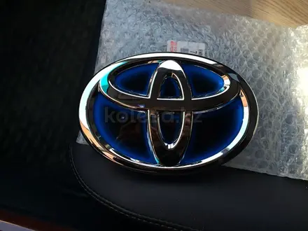 Эмблема Toyota Camry 50 Hybrid за 15 000 тг. в Костанай