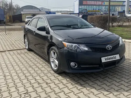 Toyota Camry 2013 года за 7 500 000 тг. в Уральск – фото 2