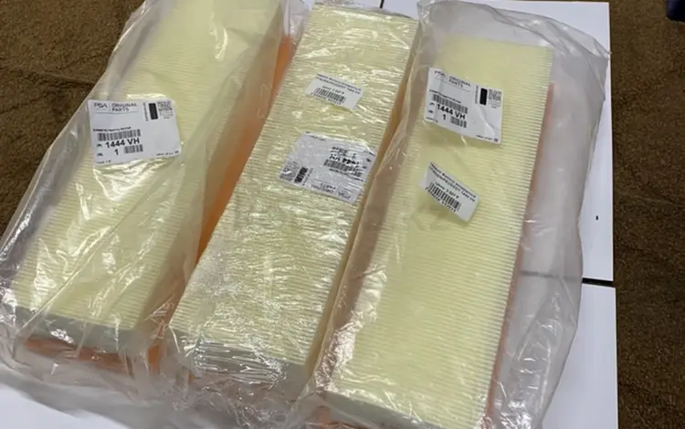 Воздушный фильтр Peugeot 301 оригинал за 3 800 тг. в Алматы